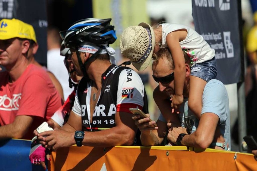 Tour de Pologne 2018 wystartował. Kolarze pojechali wokół Krakowa [ZDJĘCIA ZE STARTU]