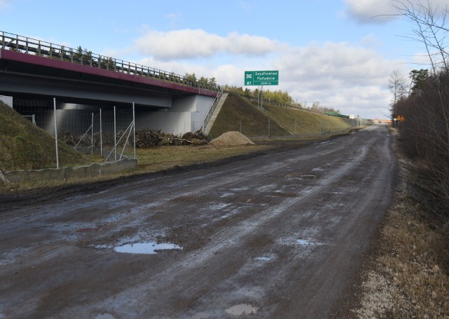 Mieszkańcy narzekają na brak części asfaltu na drodze serwisowej przy nowej S7.