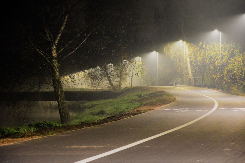 Rybnik: Bulwary nad Nacyną w nocy świetnie oświetlone