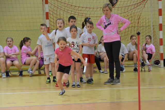 W sali sportowej SP w Kcyni rozegrano finał  XVIII edycji turnieju „Pluszowy Miś”. Do rywalizacji stanęły najlepsze drużyny eliminacji szkolnych, które przeprowadzono w gminie w dniach 28 stycznia - 1 marca. Cztery drużyny, które dotarły do finału to reprezentanci szkół w Palmierowie, Mycielewie, Dziewierzewie  oraz  Kcyni. Jako pierwsze  stanęły na starcie dzieci z klas pierwszych i drugich. Po przerwie i słodkim poczęstunku przyszła pora na uczniów klas III i IV. Zobacz wyniki pod kolejnymi zdjęciami.Czy uda się skończyć z plastikiem?