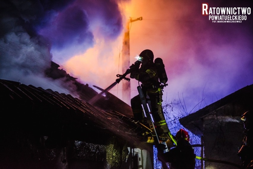 Rogale. Pożar wybuchł w nocy. Ogień objął całe poddasze (zdjęcia)