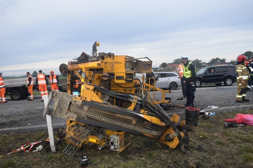 Mitsubishi, w którym wybuchła opona przekoziołkowało przez...