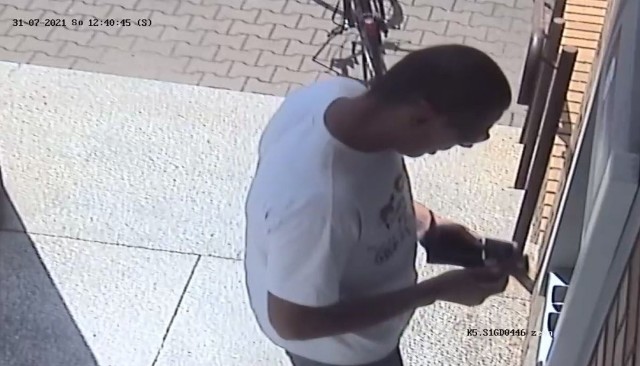 Jak informują policjanci ten mężczyzna dokonał 12 nieautoryzowanych wypłat z bankomatu na kwotę łączną blisko 2 tysięcy złotych