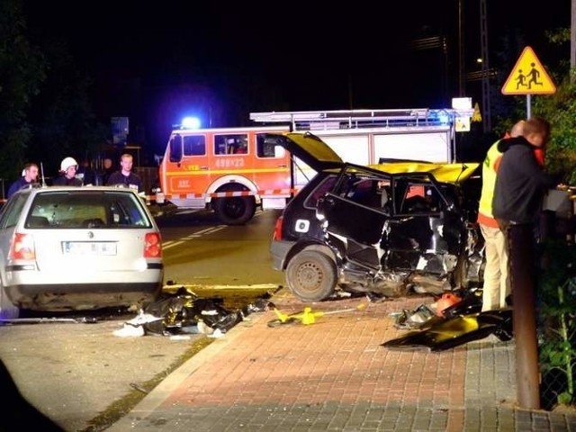 Była 23.00, gdy rozpędzony fiat uno wjechał wprost przed maskę volkswagena.