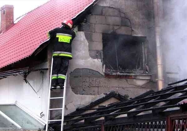 Strażacy zmagali się z tym pożarem przez kilka godzin.