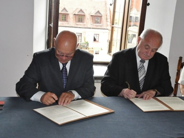 Umowę podpisali rektor Politechniki Świętokrzyskiej profesor Stanisław Adamczak (z prawej) i burmistrz Sandomierza Jerzy Borowski.