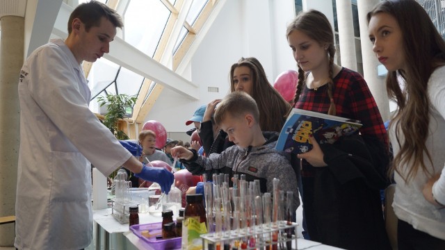 Podczas Marcowych Spotkań z Nauką będzie można m.in. wziąć udział w chemicznych eksperymentach, rozwiązać zagadki logiczne i zwiedzić kampus UwB.