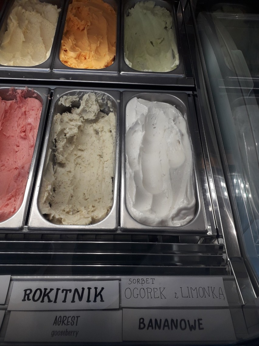 W lodziarni o chwytliwej nazwie „Emil kręci lody” na Rynku...
