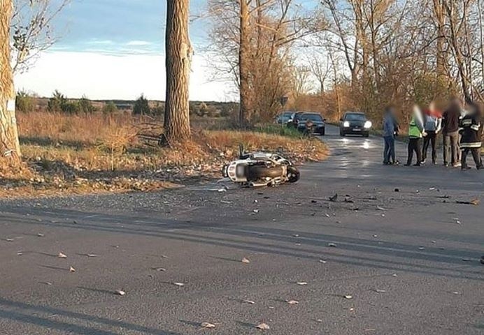 Wypadek we wsi Wrzelów. Bez prawa jazdy i pod wpływem alkoholu uderzył w motocyklistę
