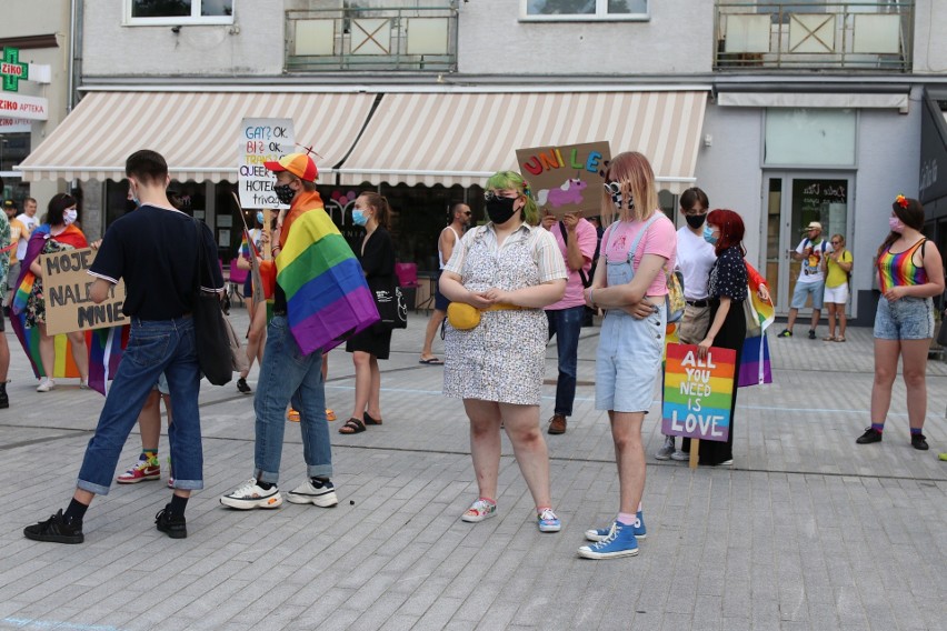 Tęczowy Happening przyciągnął w Opolu około 100 osób....