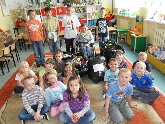 Uczniowie szkoły podstawowej numer 1 w Przysusze zebrały kilka worków plastikowych zakrętek, by wspomóc chorego chłopca.