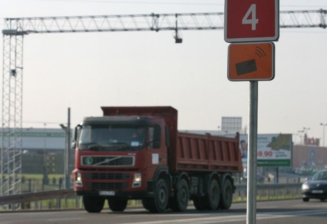 Rządowe plany przewidują, że tegoroczne wpływy z e-myta wyniosą 1,13 mld zł. Tymczasem wydatki na budowę i zarządzanie systemem sięgną 1,1 mld zł. Fot. B. Gubernat.