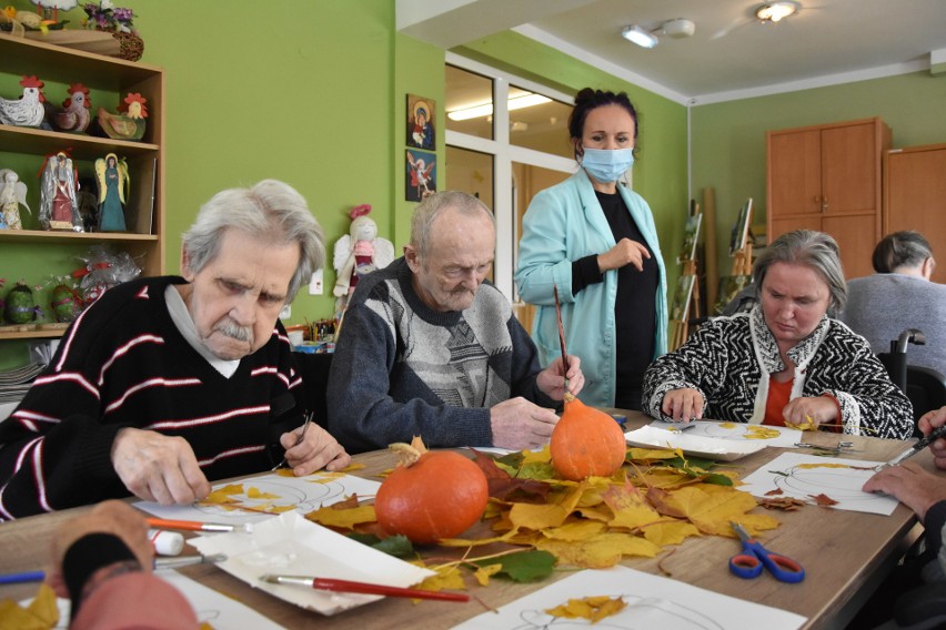 Niesamowite zajęcia terapeutyczne dla podopiecznych Domu Pomocy Społecznej w Sandomierzu w dobie COVID 19. To trzeba zobaczyć [DUŻO ZDJĘĆ]