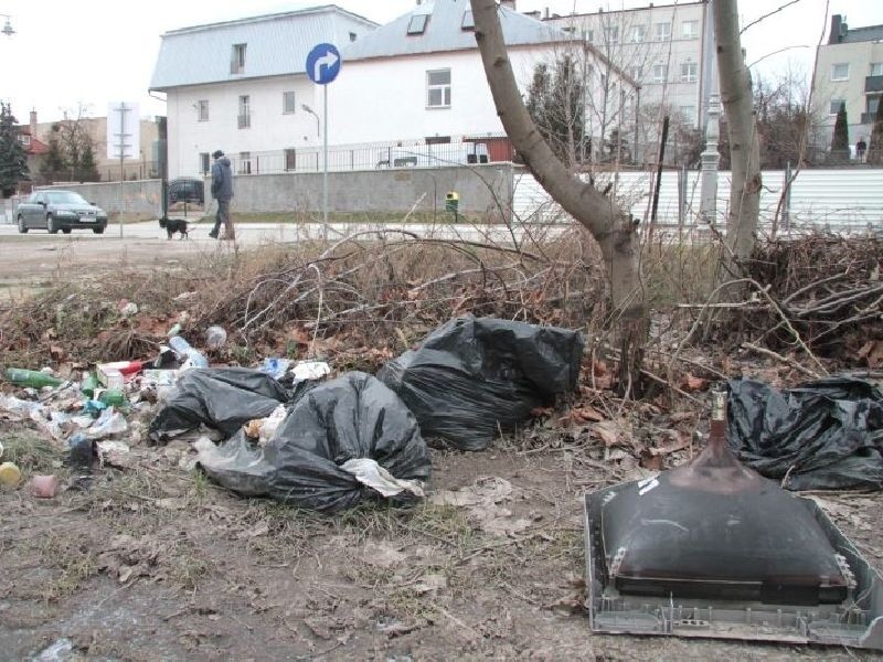 Wstyd na prezydenckiej. Ulica Lecha Kaczyńskiego w Kielcach, pierwsza taka w Polsce, tonie w śmieciach (zdjęcia)