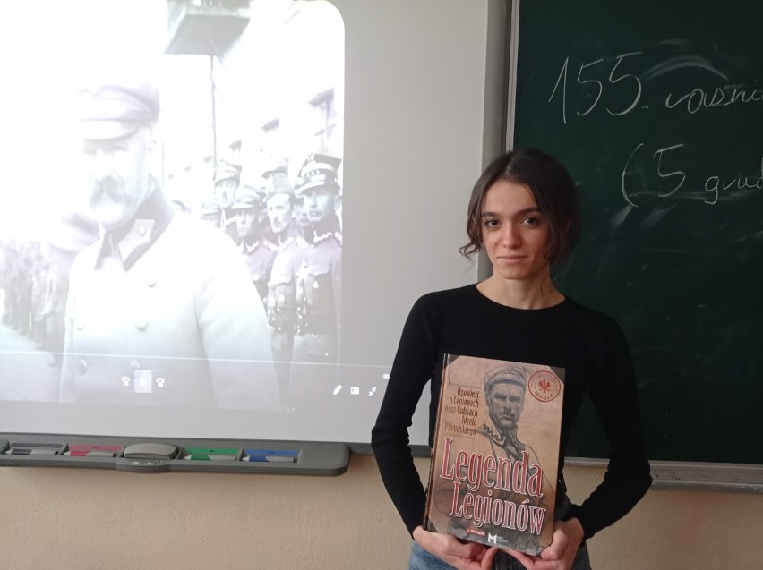 Lekcje patriotyczne o marszałku Józefie Piłsudskim w Zespole Szkół w Pionkach. Zobacz zdjęcia