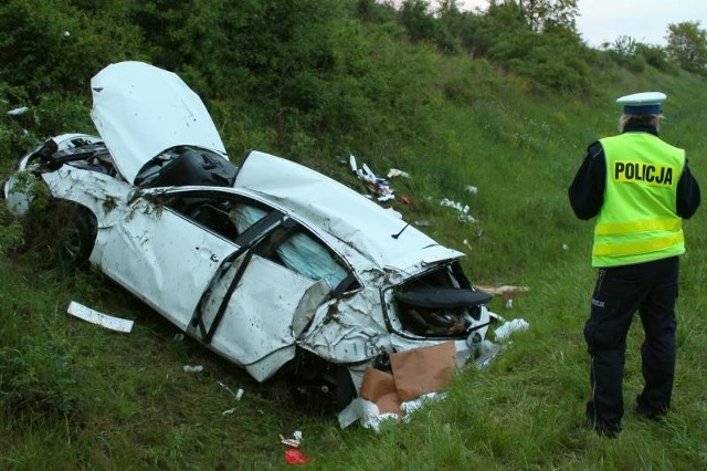 Tak wyglądała alfa romeo po tym jak samochód spadł z wiaduktu.