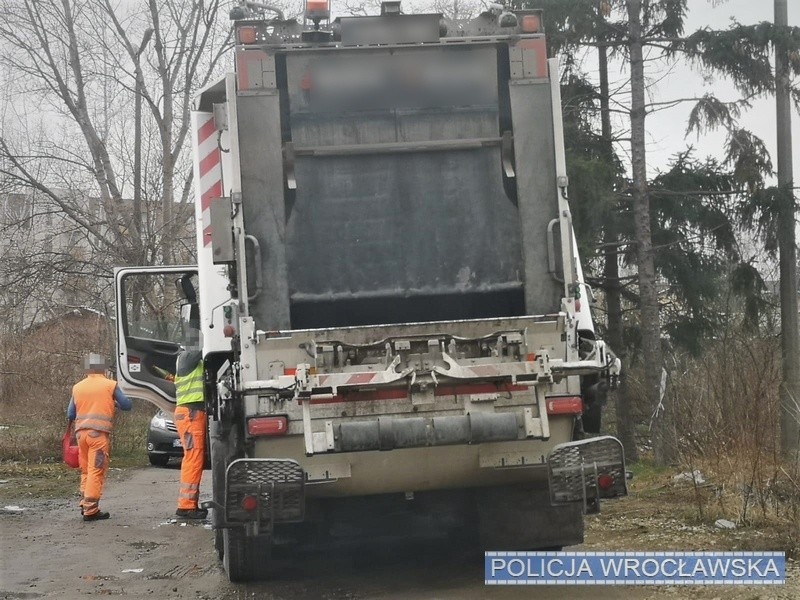 Z przyprószonym na biało nosem rozmawiał z policjantem. W śmieciarce wiózł poszukiwanego