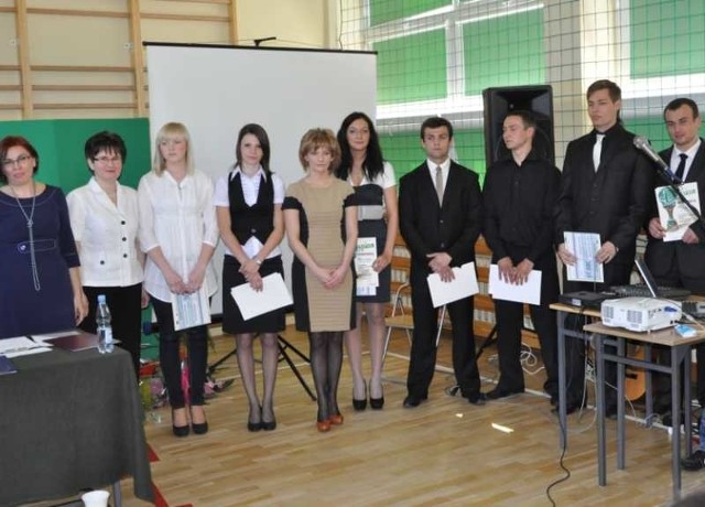 Nagrody sportowe otrzymało siedem osób. Młodzież na zdjęciu z burmistrz Stąporkowa.