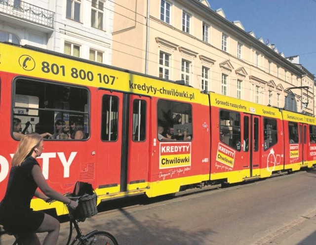 Tramwaj 70 jeździ po mieście oklejony reklamą kredytu „chwilówki”