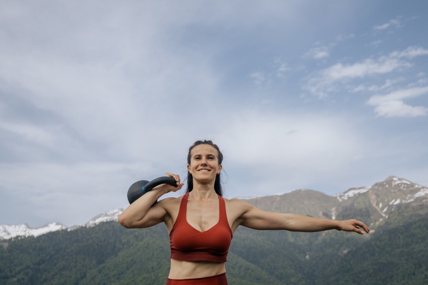 Wypychanie kettlebell w górę – w ten sposób odważnik...