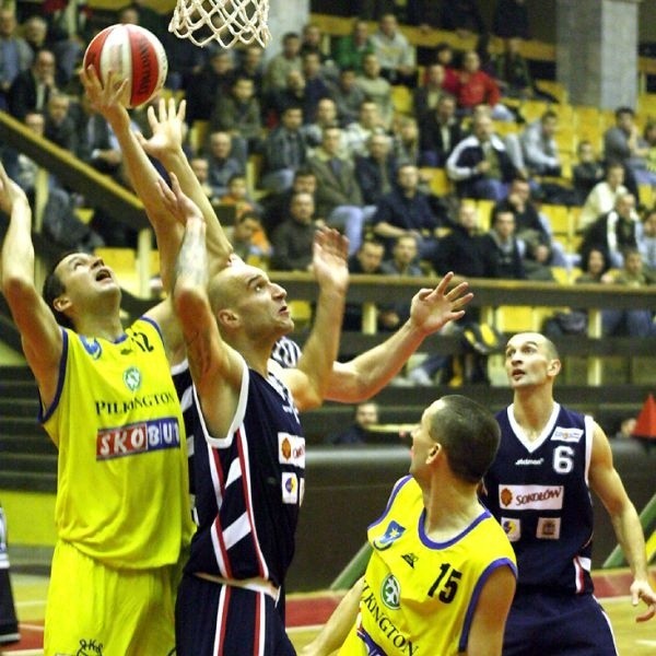Koszykarze tarnobrzeskiej Siarki (w żółtej koszulce z lewej Maciej Sudowski, z prawej Michał Marciniak) ponieśli kolejną porażkę, przegrali w Tychach, prezentując bardzo słabą grę.