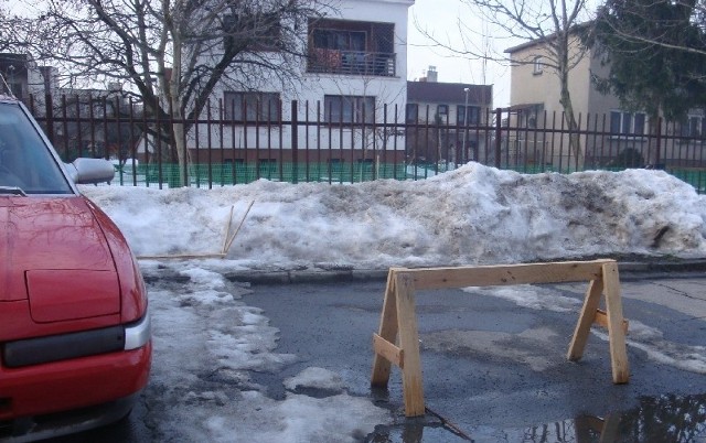 Takie blokady na parkingu utrudniają dojazd do bloku innym pojazdom