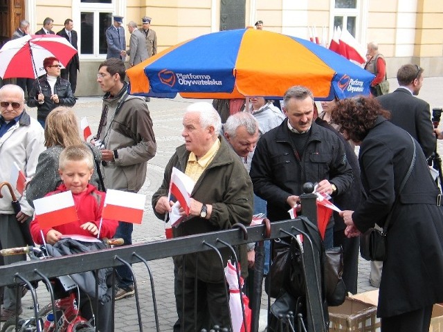 Działacze Platformy Obywatelskiej  od kilku lat, z okazji Dnia Flagi, rozdają biało &#8211; czerwone flagi i chorągiewki.