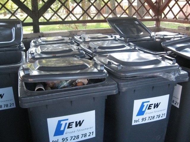 Pojemniki na śmieci posegregowane są już rozstawiane na terenie powiatu.