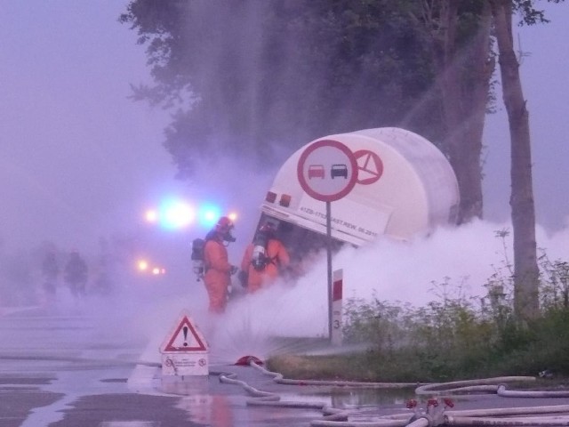 Straż pożarna zdecydowała wypuścić całą zawartość cysterny do atmosfery.