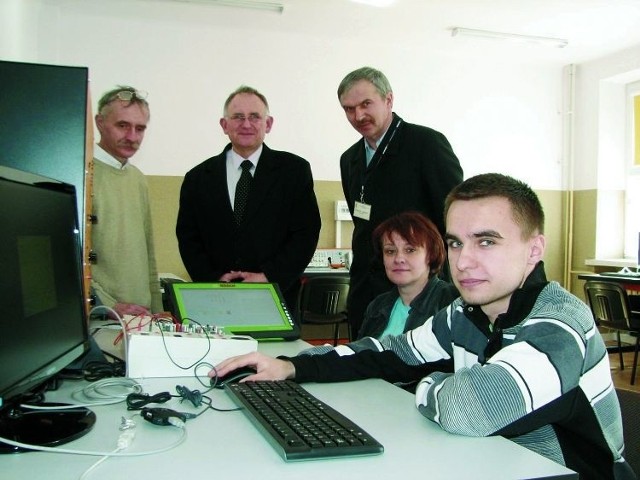 Finalista ogólnopolskiej olimpiady samochodowej Piotr Sebestianiuk (z prawej) w towarzystwie swoich nauczycieli.