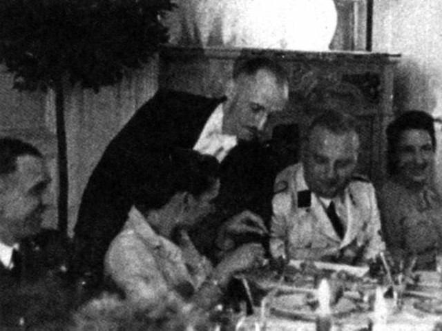 Karl Heinz Rux (na zdjęciu w jasnym mundurze) z żoną Gretl w kasynie bydgoskiego gestapo