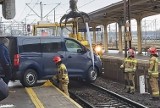 Na stacji PKP w Inowrocławiu samochód wjechał na tory. Znamy szczegóły. Zdjęcia