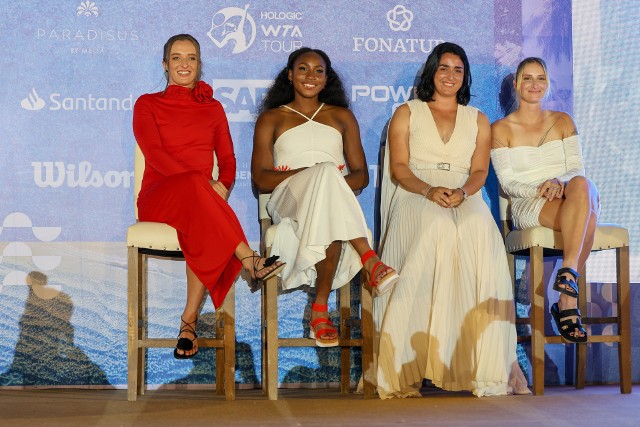 Od lewej: Polka Iga Świątek, Amerykanka Cori Gauff, Tunezyjka Ons Jabeur i Marketa Vondrousova z Czech podczas gali otwarcia kobiecego „masters” WTA Finals 2023 w meksykańskim Cancun.