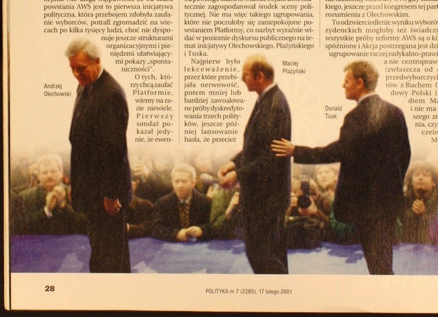 Fragment artkułu z "Polityki". Na zdjęciu - przed platformą -  Sławomir Szeliga (pierwszy z lewej) oklaskujący liderów PO.