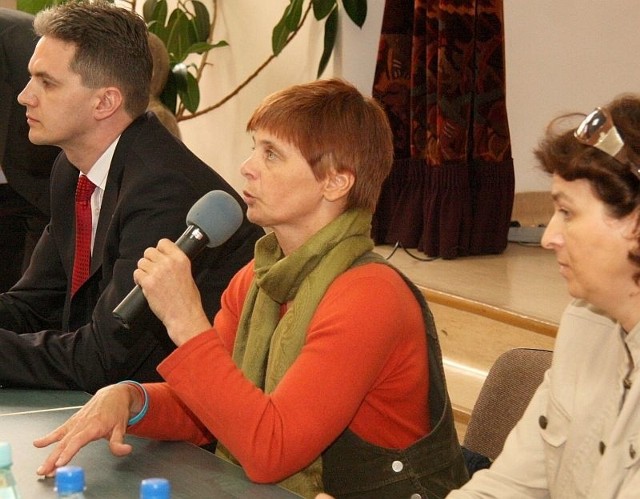 Janina Ochojska odpowiadała na pytania kieleckich licealistów, jak mądrze pomagać.