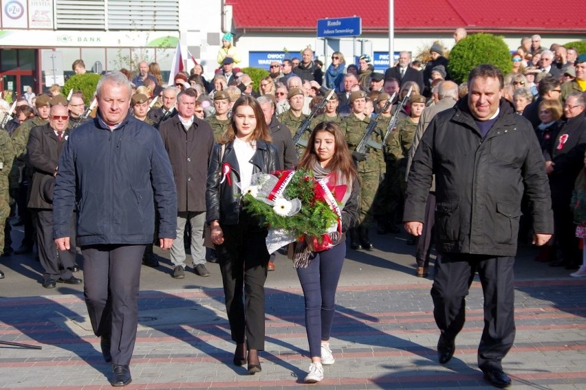 Święto Niepodległości w Tarnobrzegu. Odsłonięto pomnik Józefa Piłsudskiego [ZDJĘCIA]