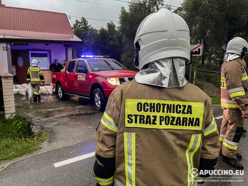 Interwencja w Porębie Spytkowskiej po ulewnych deszczach,...