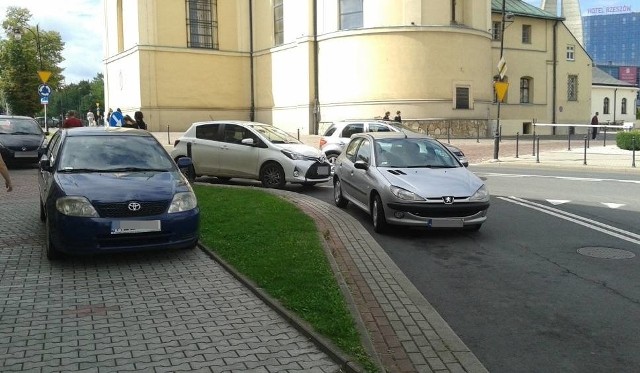 Zdjęcie zostało zrobione przez naszego czytelnika na skrzyżowaniu ulic Jana III Sobieskiego i Bernardyńskiej. Fot. Archiwum