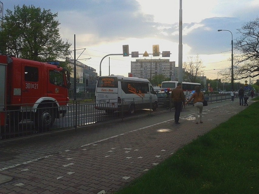Wrocław: Wypadek na Bardzkiej. Bus uderzył w naukę jazdy (ZDJĘCIA)