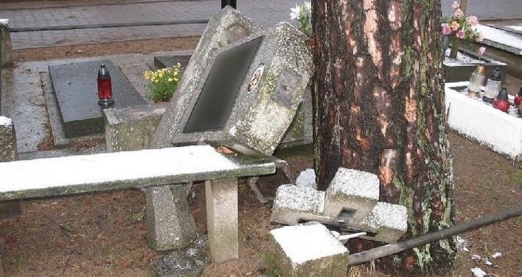 Zniszczony nagrobek na cmentarzu w Augustowie