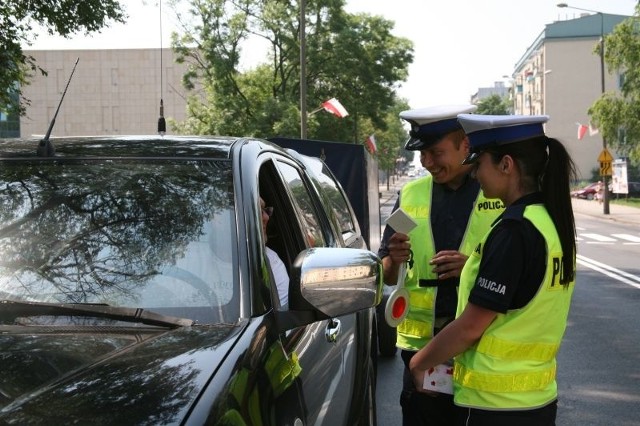 Policjanci nagradzali kulturalnych kierowców upominkami.  