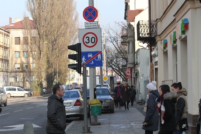 Na ulicy Paderewskiego obowiązuje zakaz postoju ale są kierowcy, którzy go łamią i zatrzymują się na czas zrobienia zakupów.  I pytają czy nie można wyznaczyć legalnych miejsc postojowych na chodniku.