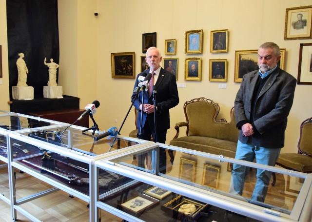 Prezydent Tarnobrzega Dariusz Bożek i dyrektor Muzeum - Zamku Tarnowskich Tadeusz Zych podczas prezentacji zbioru Kolekcji Dzikowskiej, 28 marca 2023 r