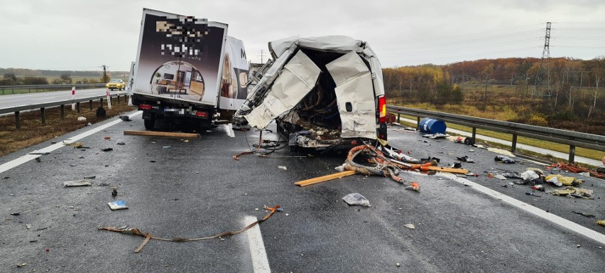 Wypadek i ogromny korek na A4 między Brzeskiem a Tarnowem. Po zderzeniu dwóch dostawczaków autostrada była zablokowana. Zobacz zdjęcia 