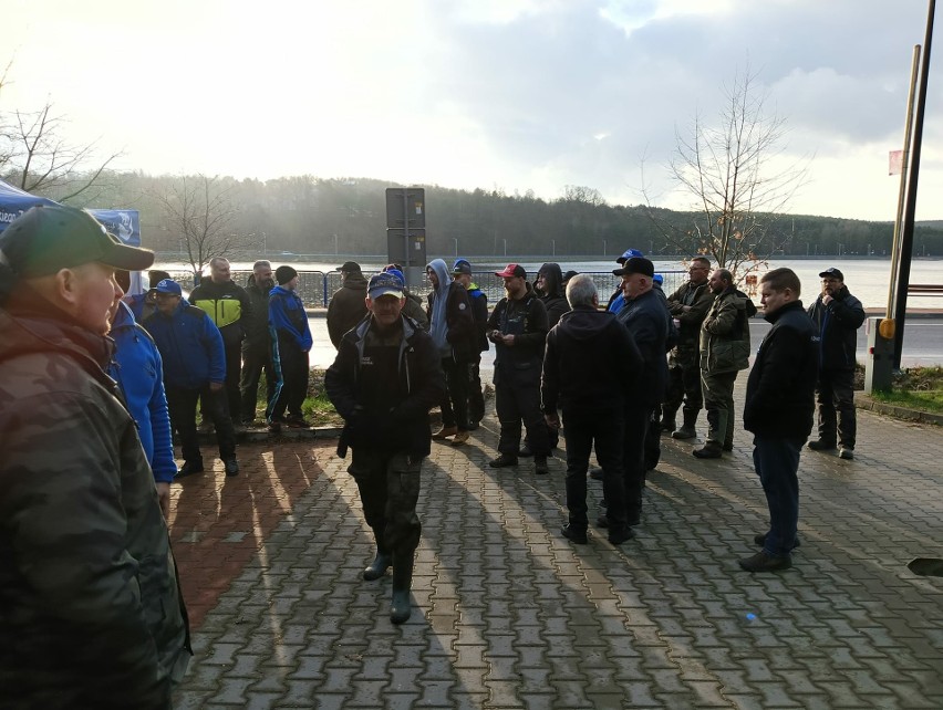 Zawody wędkarskie na zbiorniku w Brodach. Warunki pogodowe były trudne ale wystartowało 80 zawodników. Zobacz zdjęcia