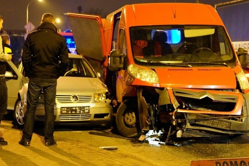 Wypadek w Kaliszu: Ogórki i kapusta na drodze. Dostawczy...