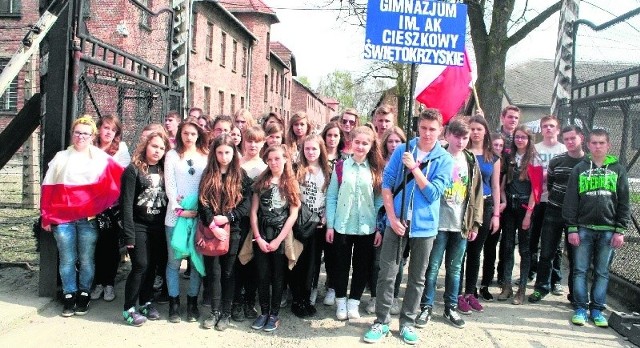 Cieszkowy. Świętokrzyskie - nasi gimnazjaliści byli bardzo widoczni podczas kwietniowego Marszu Żywych 2015 w Oświęcimiu. A zwiedzanie obozu koncentracyjnego to coś więcej, niż zwykła wycieczka.