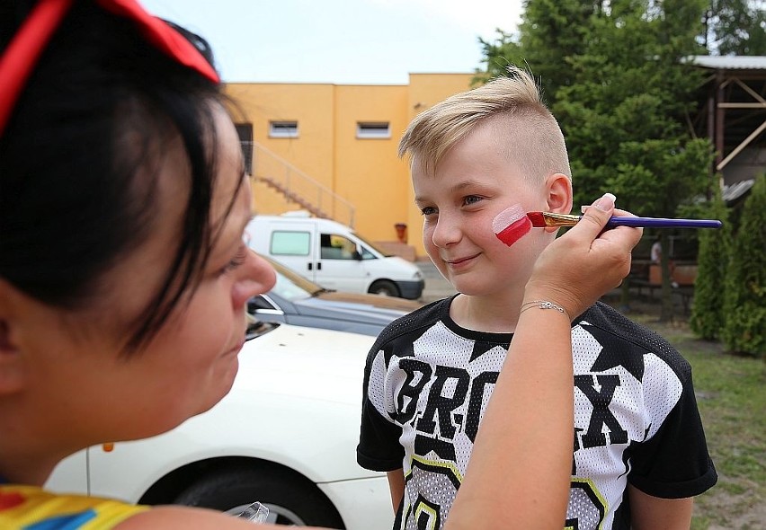 Prawdziwy kibic musi mieć flagę, chociażby na policzku...