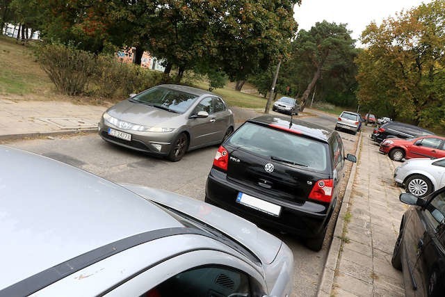 Jedyny dojazd do Akademickiej Przychodni Lekarskiej jest często Zastawiony samochodami