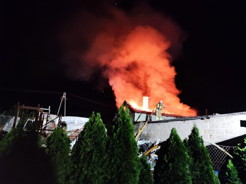 Strażacy gasili w czwartek w nocy pożar domu w Sułkowicach.